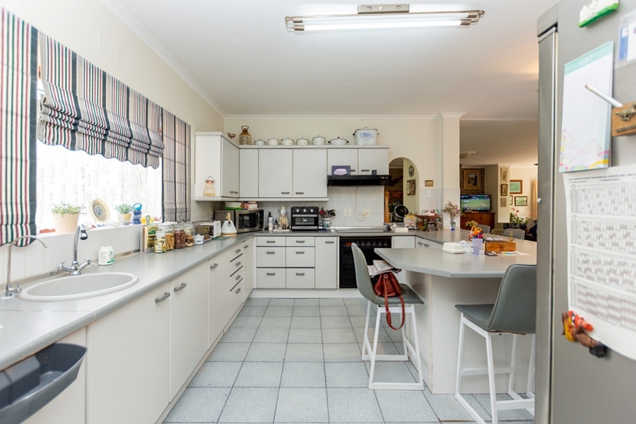 5 Bedroom Property for Sale in Middedorp Western Cape